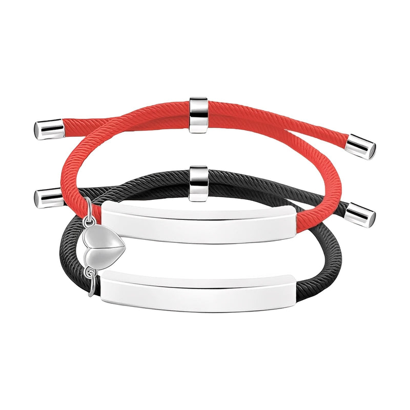 Bracelets couple corde rouge et noire avec plaques gravables en acier inoxydable et cœur aimanté argenté suspendu.