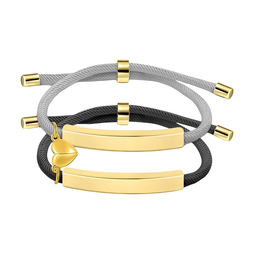 Bracelet couple en corde grise et noire avec plaques gravables en acier inoxydable doré et cœur aimanté doré pendant sur le.