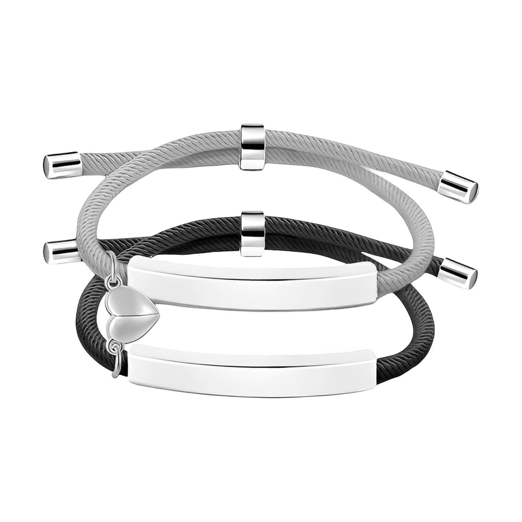 Bracelets couple en corde gris clair et noir avec plaques en acier inoxydable et cœur aimanté gravable.