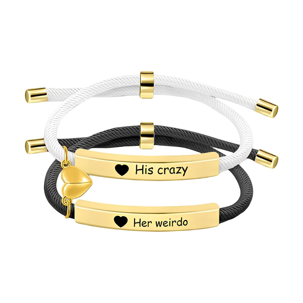 Bracelets couple corde blanc et noir avec plaques dorées gravées et cœur aimanté doré suspendu.