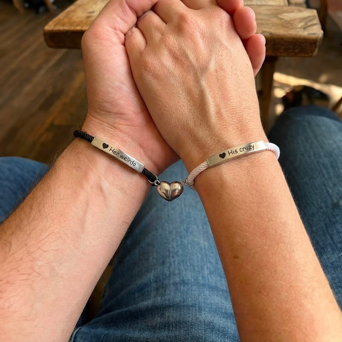 Bracelets couple en corde gris clair avec cœur aimanté en acier inoxydable et gravure personnalisée noire.