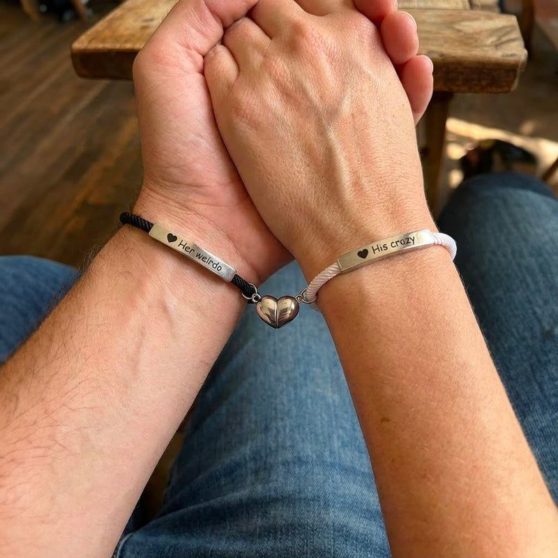 Bracelets couple en corde gris clair avec cœur aimanté en acier inoxydable et gravure personnalisée noire.