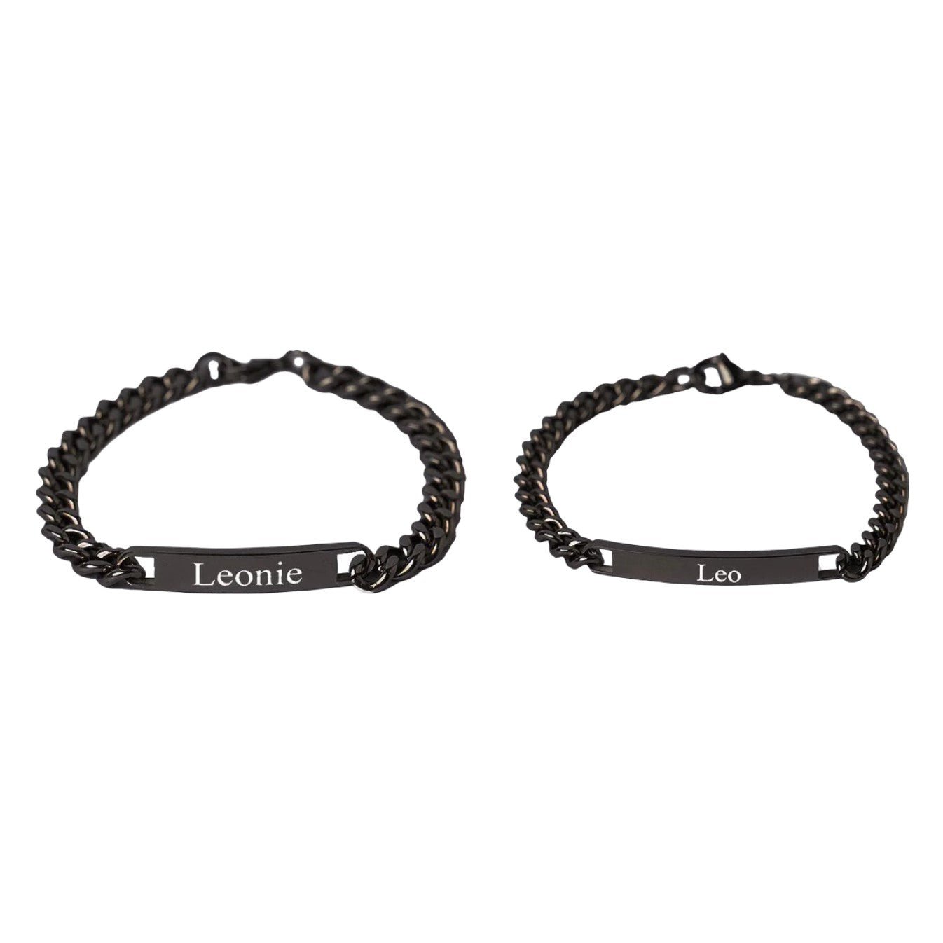 Bracelets gourmette couple en acier inoxydable noir avec plaques gravées des prénoms Léonie et Leo, style élégant et moderne.