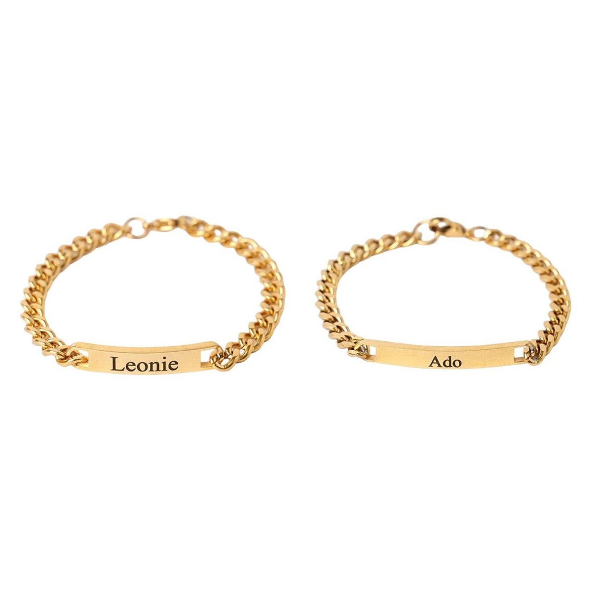 Bracelets couple gourmette dorés en acier inoxydable avec plaques gravées prénom Léonie et Ado, style élégant et épuré.
