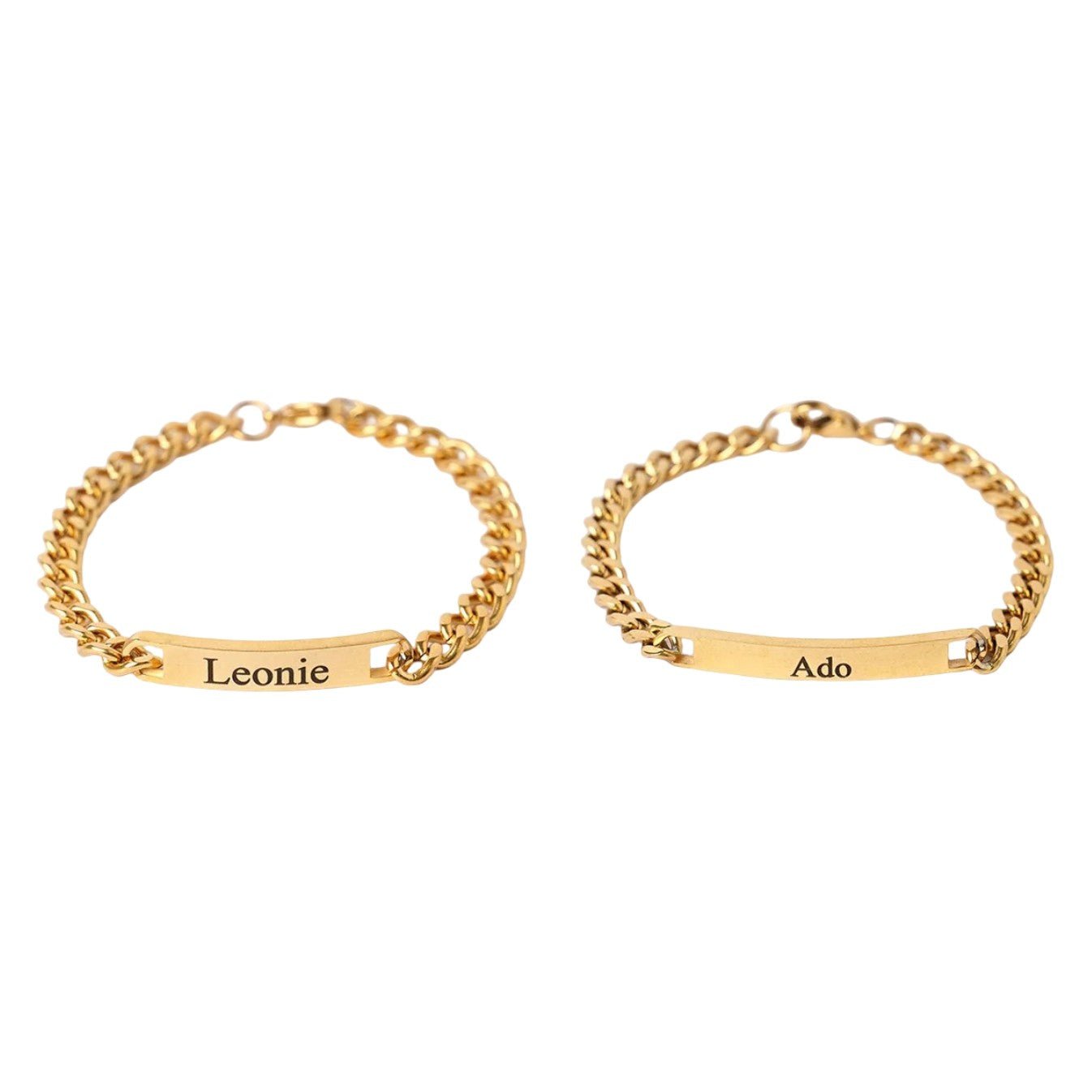 Bracelets couple gourmette dorés en acier inoxydable avec plaques gravées prénom Léonie et Ado, style élégant et épuré.