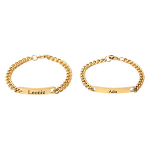 Bracelets couple gourmette dorés en acier inoxydable avec plaques gravées prénom Léonie et Ado, style élégant et épuré.