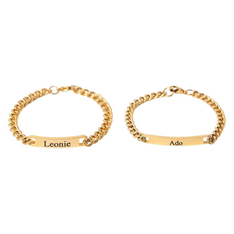 Bracelets couple gourmette dorés en acier inoxydable avec plaques gravées prénom Léonie et Ado, style élégant et épuré.