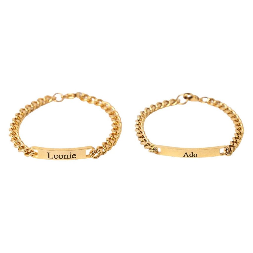 Bracelets couple gourmette dorés en acier inoxydable avec plaques gravées prénom Léonie et Ado, style élégant et épuré.