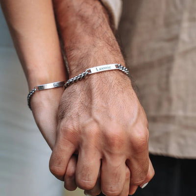Bracelet gourmette en acier inoxydable argenté, gravure prénom, style couple unisexe élégant et durable.
