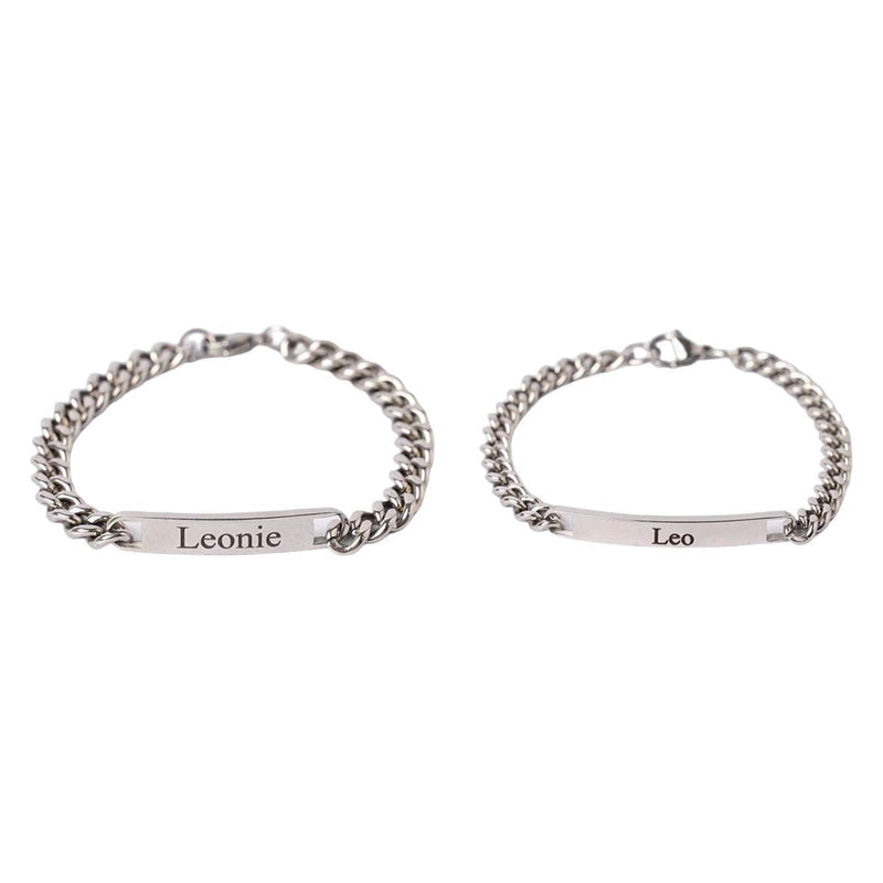 Paire de bracelets gourmette en acier inoxydable avec plaques gravées « Leonie » et « Leo ».