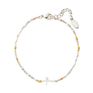 Bracelet fin en argent sterling avec petite croix chrétienne centrale et perles colorées multicolores.