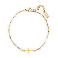 Bracelet femme en argent sterling avec chaîne fine et petite croix centrale, perles colorées délicates.