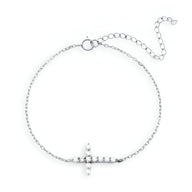 Bracelet fin en argent sterling avec petite croix chrétienne ornée de cristaux scintillants.