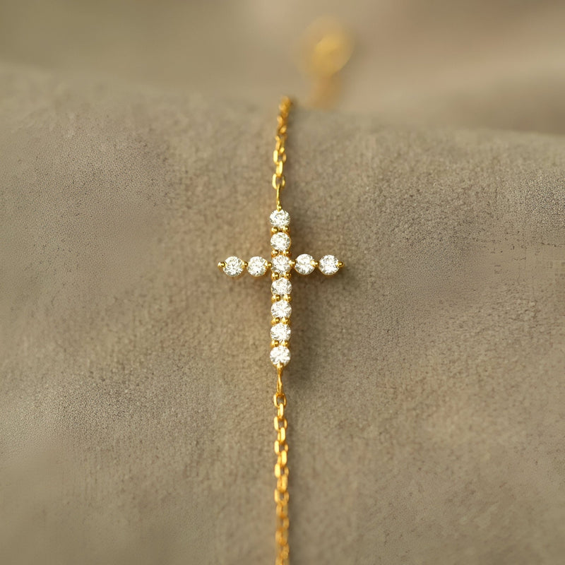 Bracelet fin en argent sterling avec croix scintillante ornée de petites pierres brillantes.