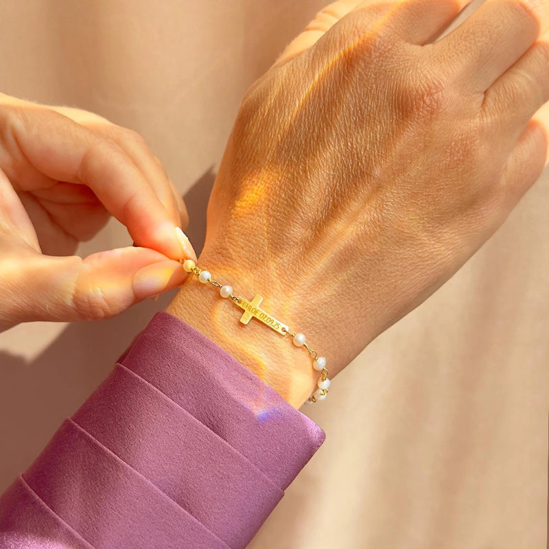 Pulsera cruz dorada personalizada, perlas de agua dulce finas, joya religiosa delicada, regalo de bautizo, cadena de acero inoxidable, modelo Dalila