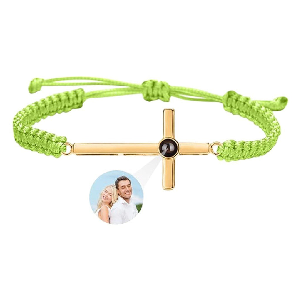 Bracelet vert à corde coulissante avec croix en métal doré et pendentif photo central noir personnalisable.