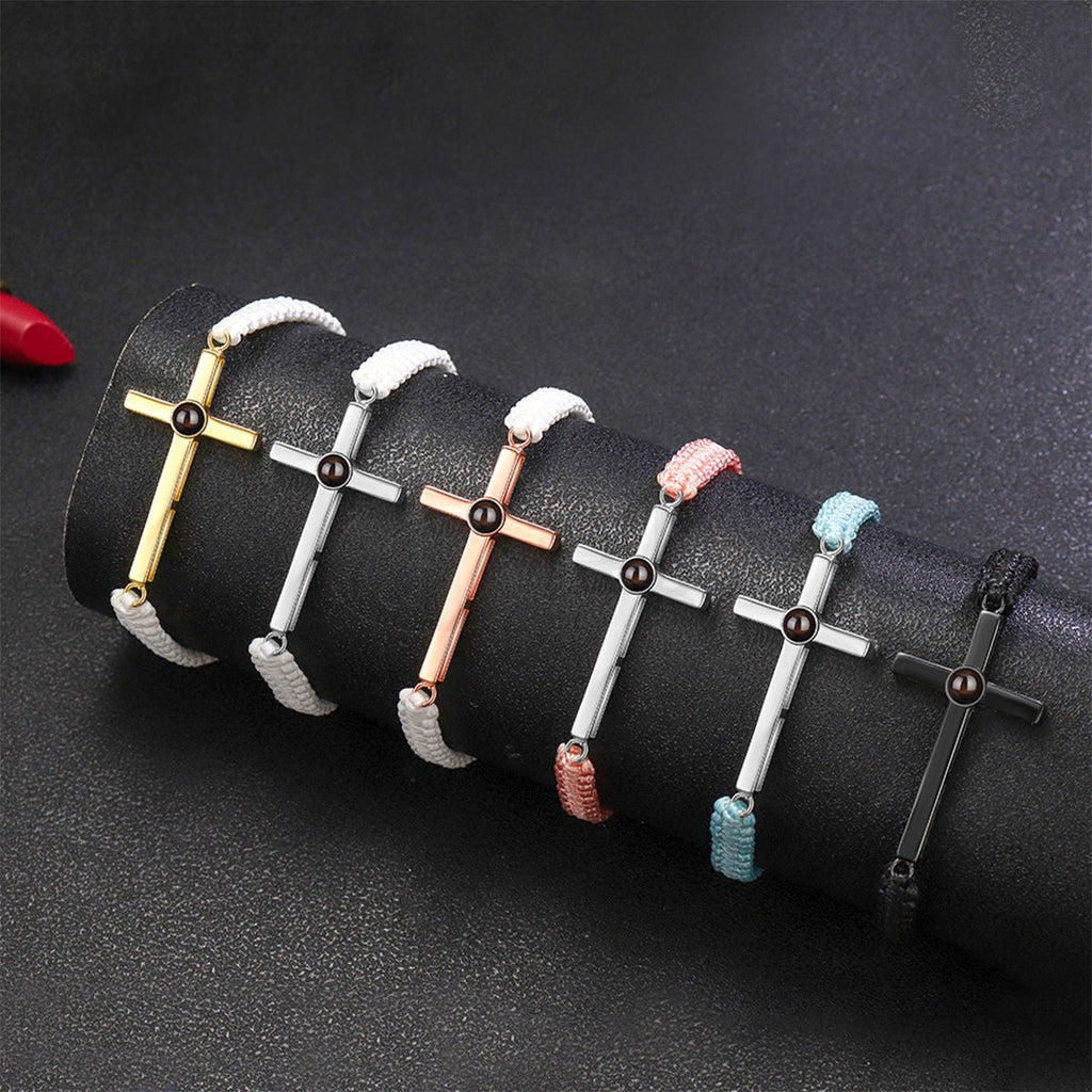 Bracelets croix en métal argenté, doré, noir, cuivre et blanc, cordons coulissants colorés variés.