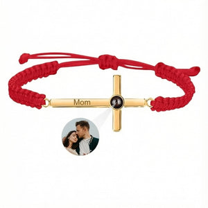 Bracelet coulissant à corde rouge avec croix dorée gravée "Mom" et pendentif photo rond au centre.