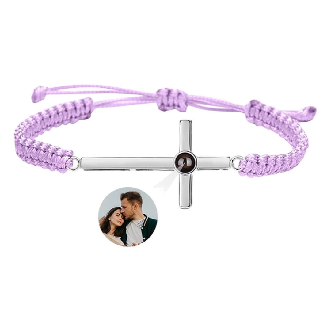Bracelet violet à corde coulissante avec croix en argent et pendentif photo gravé au centre.