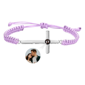 Bracelet violet à corde coulissante avec croix en argent et pendentif photo gravé au centre.