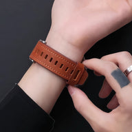 Bracelet Apple Watch en cuir marron avec coutures apparentes et boucle ardillon en acier inoxydable, style explorateur.