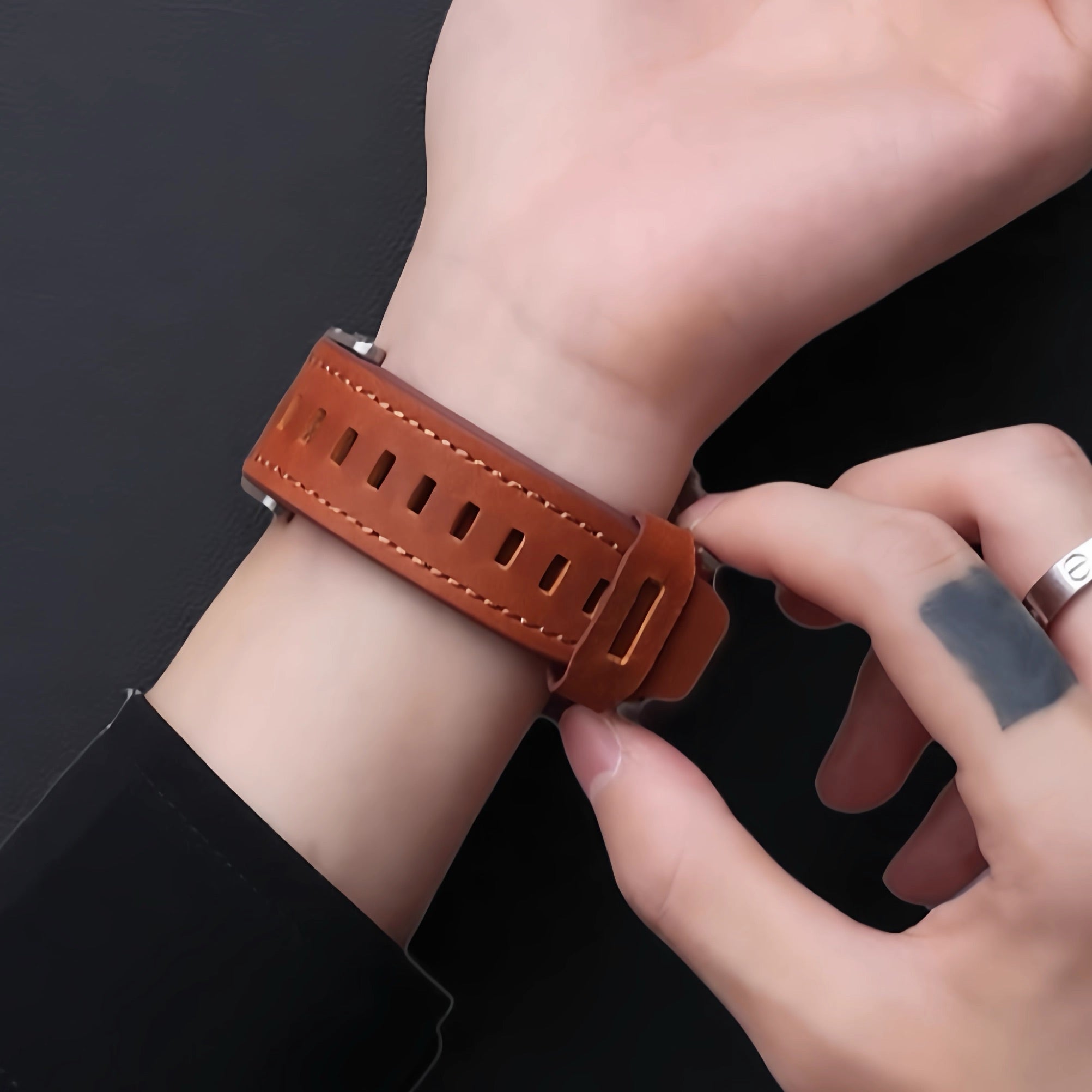Bracelet Apple Watch en cuir marron avec coutures apparentes et boucle ardillon en acier inoxydable, style explorateur.
