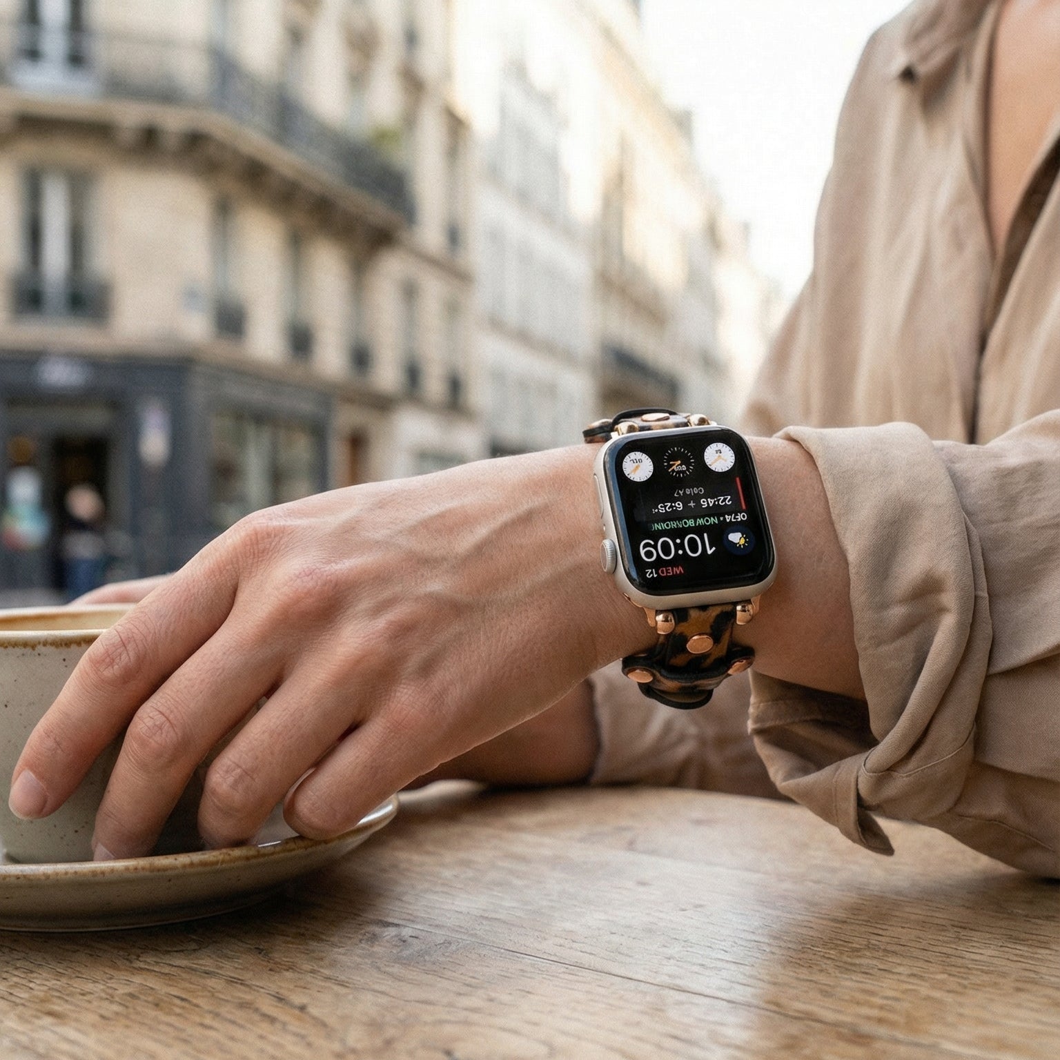 Bracciale in pelle per Apple Watch, polsino largo con fibbia ad ardiglione, design moderno con borchie in acciaio, modello Riveira