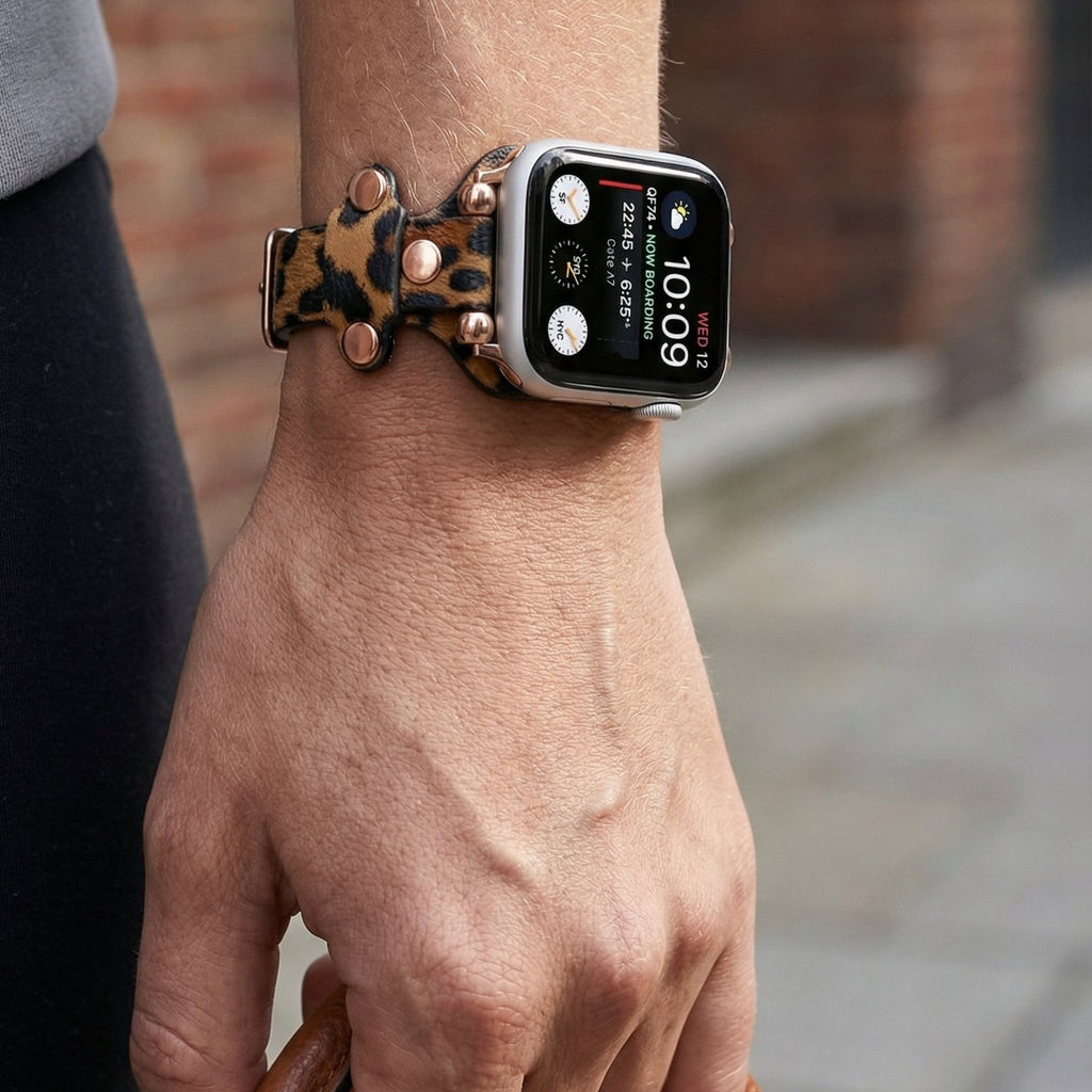 Bracciale in pelle per Apple Watch, polsino largo con fibbia ad ardiglione, design moderno con borchie in acciaio, modello Riveira