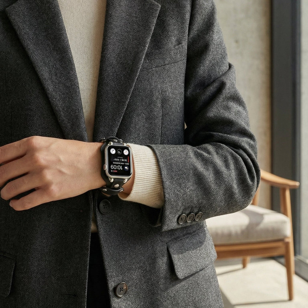 Bracciale in pelle per Apple Watch, polsino largo con fibbia ad ardiglione, design moderno con borchie in acciaio, modello Riveira