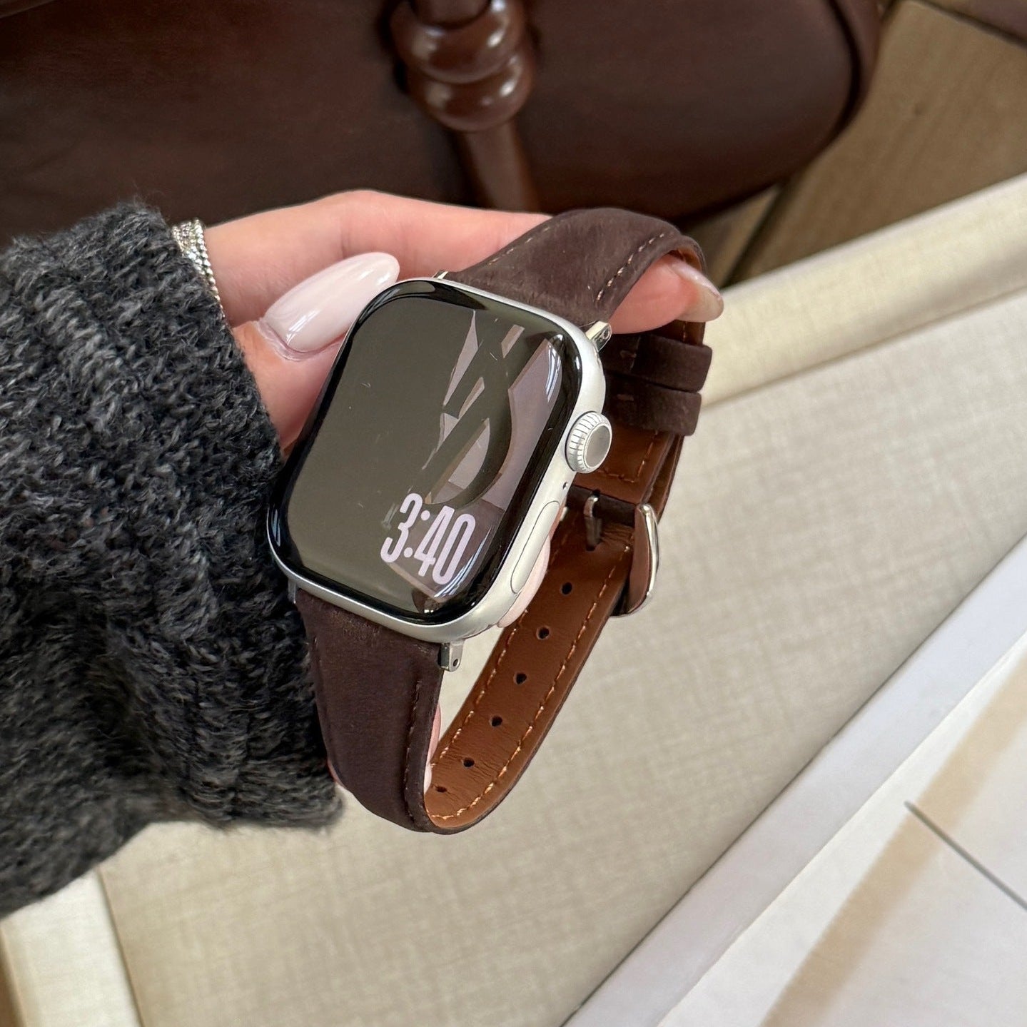 Bracelet en cuir marron foncé avec boucle dorée pour Apple Watch, style classique et élégant, modèle Mathilda.