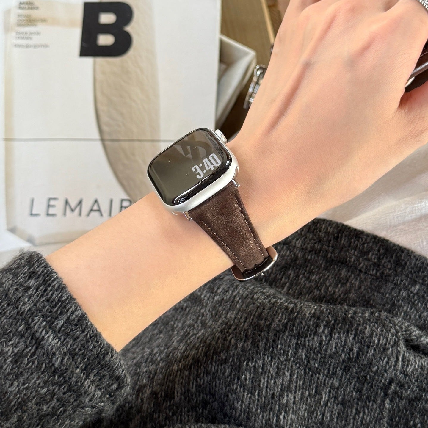 Bracelet Apple Watch en cuir marron foncé avec boucle dorée, style élégant et minimaliste.