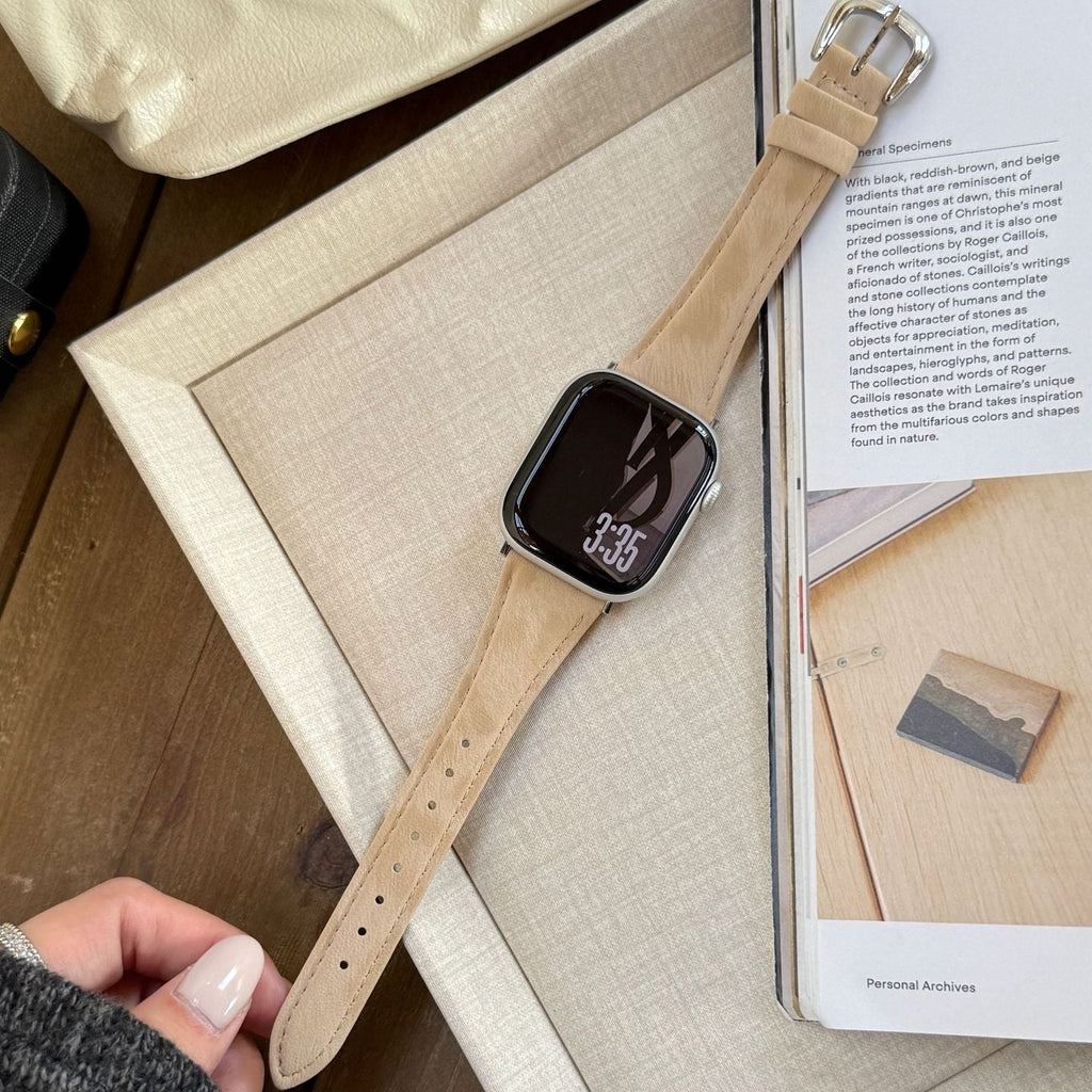 Bracelet en cuir beige clair pour Apple Watch avec boucle argentée, design élégant et finitions soignées.