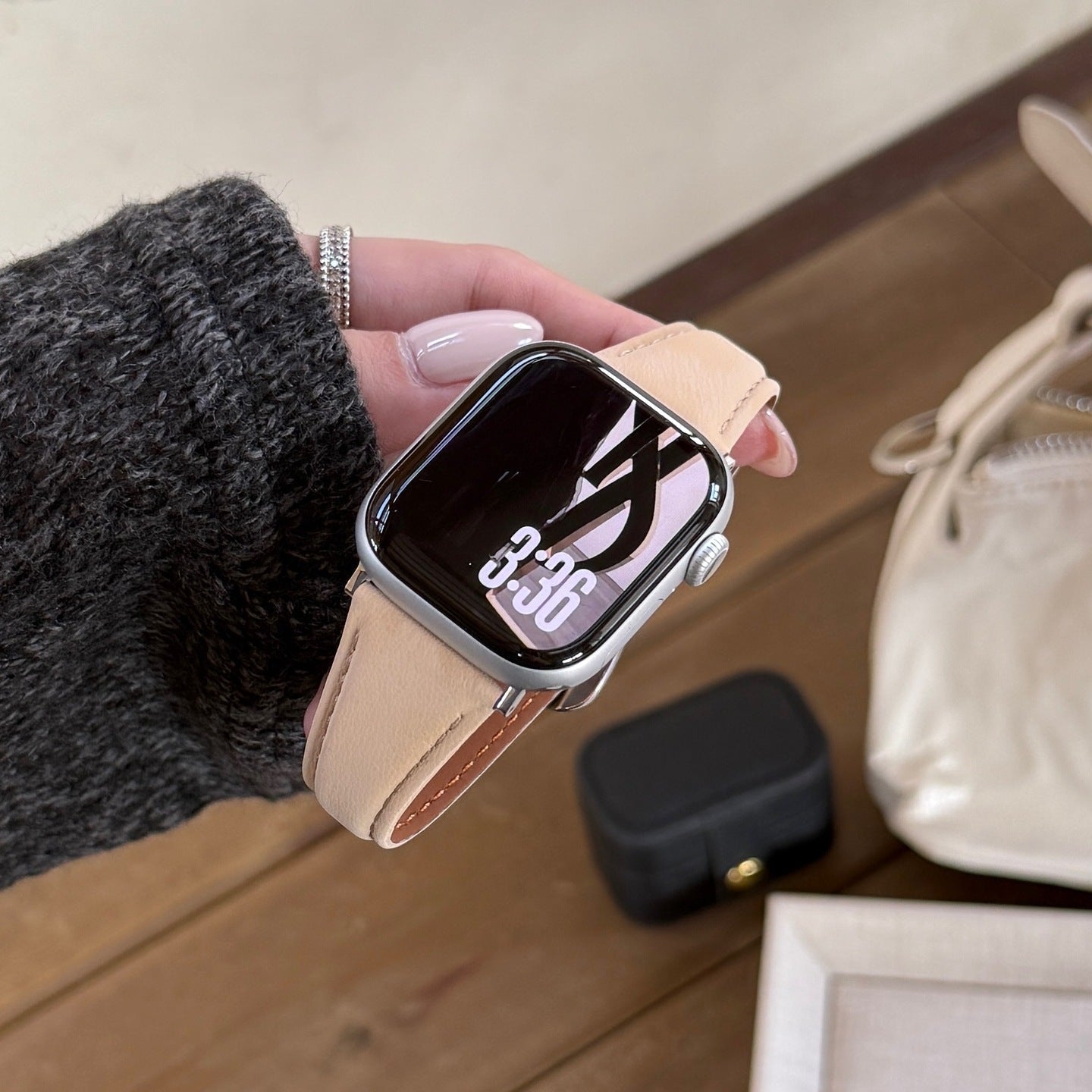 Bracelet Apple Watch en cuir beige avec boucle dorée, style élégant et minimaliste.