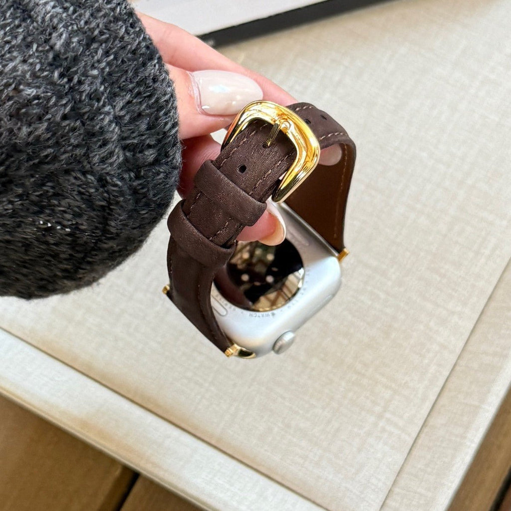 Bracelet en cuir marron avec boucle dorée brillante pour Apple Watch au design épuré et élégant.