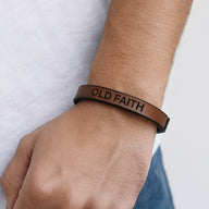 Bracelet homme en cuir marron avec gravure "OLD FAITH" et fermoir noir aimanté.