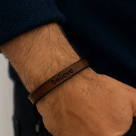 Bracelet en cuir marron avec gravure « believe » en noir, fermeture aimantée noire, style épuré pour homme.