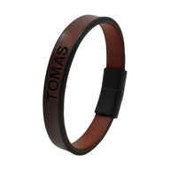 Bracelet en cuir marron avec gravure personnalisée "TOMAS" et fermoir noir aimanté masculin élégant.