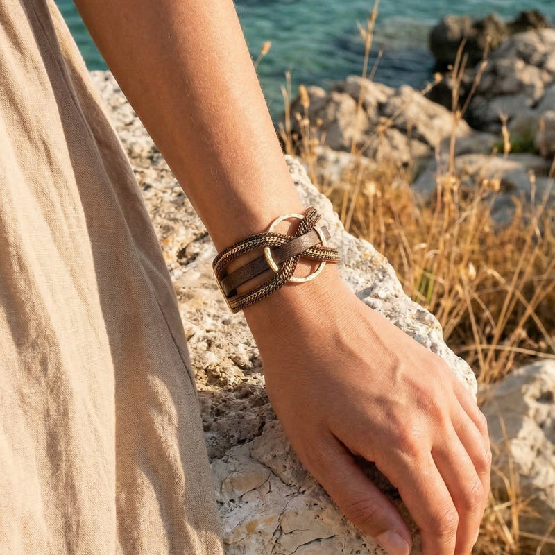 Bracelet cuir multi rangs, anneau central doré, fermoir magnétique, style bohème chic moderne, modèle Satia