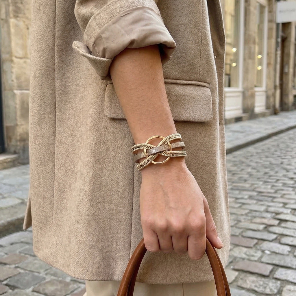 Bracelet cuir multi rangs, anneau central doré, fermoir magnétique, style bohème chic moderne, modèle Satia
