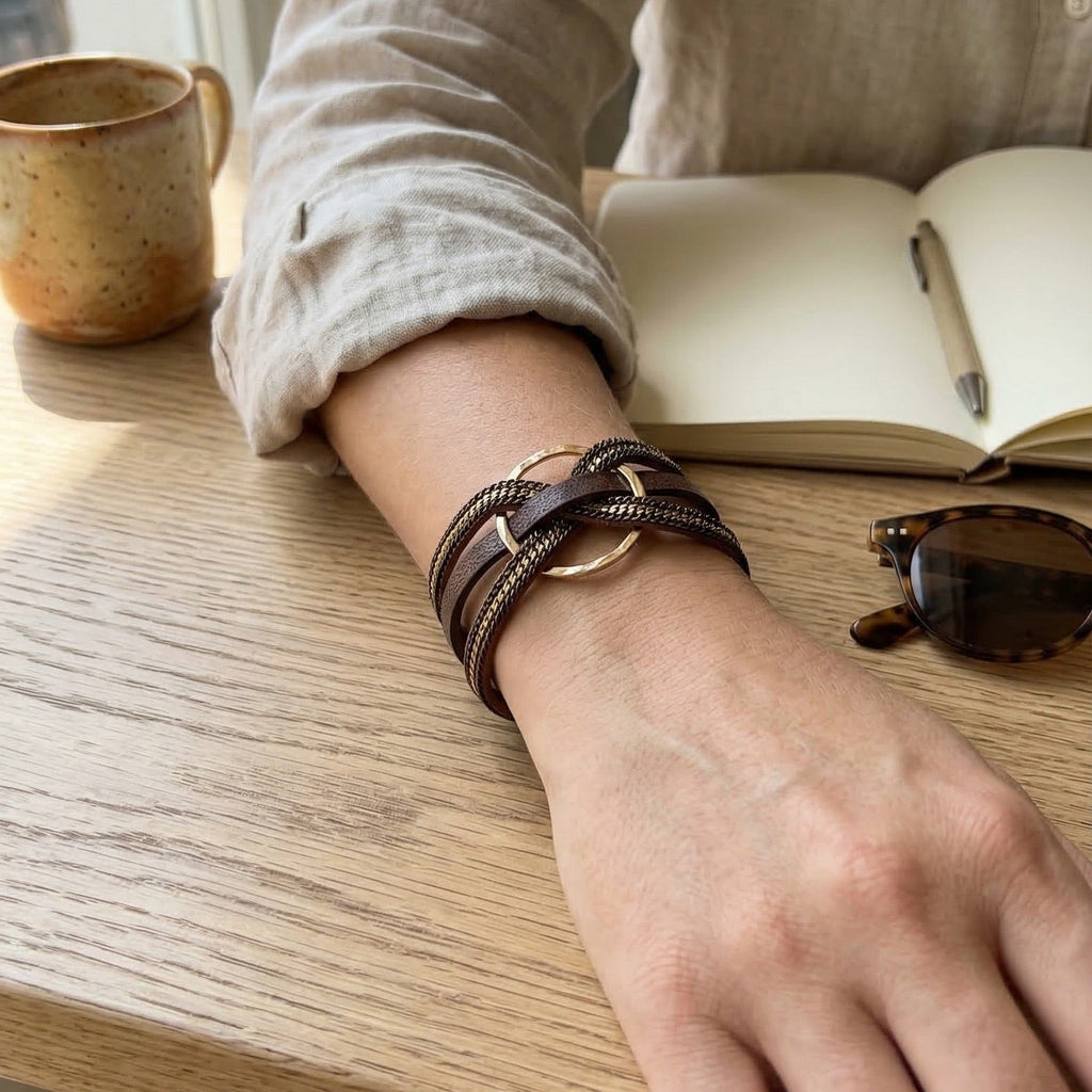 Bracelet cuir multi rangs, anneau central doré, fermoir magnétique, style bohème chic moderne, modèle Satia