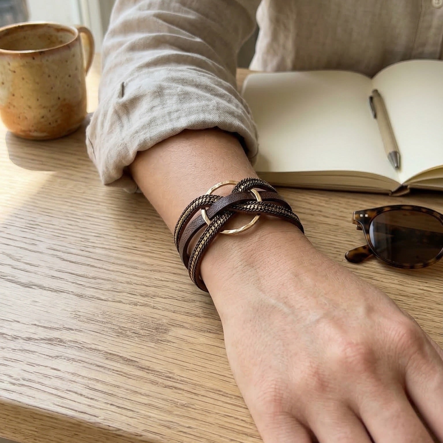 Bracelet cuir multi rangs, anneau central doré, fermoir magnétique, style bohème chic moderne, modèle Satia