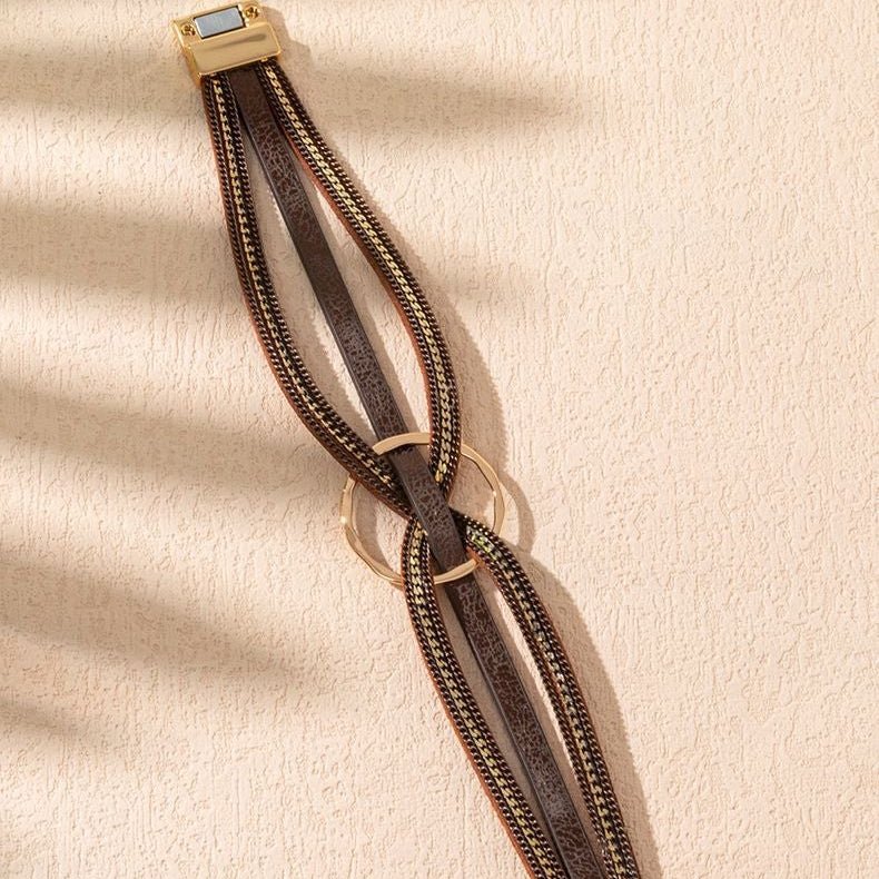Bracelet cuir multi rangs, anneau central doré, fermoir magnétique, style bohème chic moderne, modèle Satia