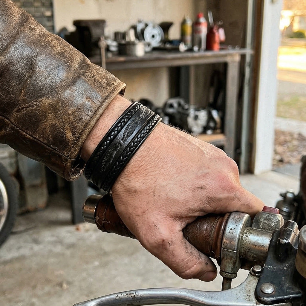 Bracelet cuir multi rangs homme, bracelet tressé avec motif plume, fermoir magnétique acier inoxydable, style naturel et caractère affirmé, modèle Greg