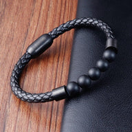 Bracelet homme en cuir noir tressé avec perles naturelles noires mates, fermoir magnétique métal noir.