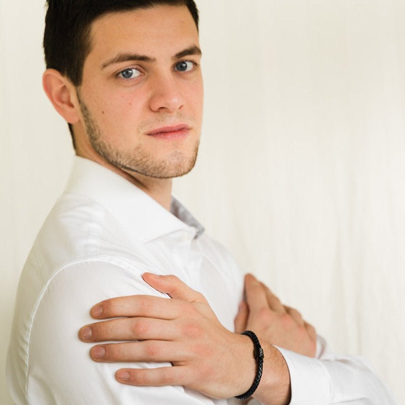 Bracelet homme en cuir noir tressé avec fermoir magnétique argenté et gravure initiales.