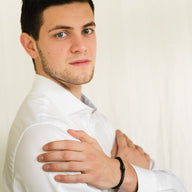 Bracelet homme en cuir noir tressé avec fermoir magnétique argenté et gravure initiales.