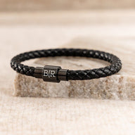 Bracelet homme en cuir noir tressé avec fermoir magnétique métallique gravé des initiales B et R.