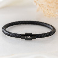 Bracelet homme en cuir noir tressé avec fermoir magnétique métallique gravé initiales C&M.