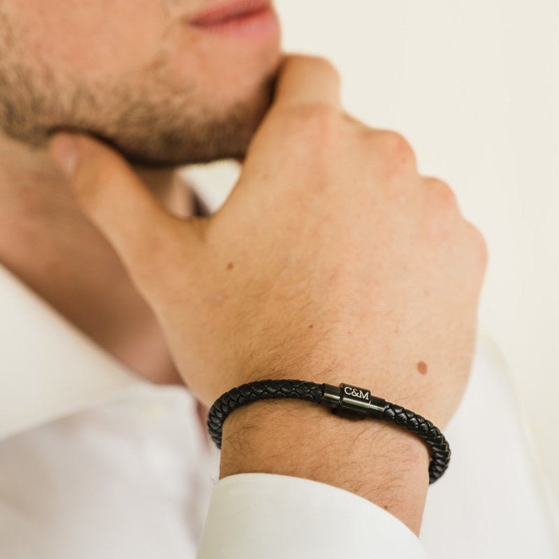 Bracelet en cuir noir tressé avec fermoir magnétique en acier inoxydable, style masculin élégant.