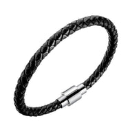 Bracelet tressé en cuir noir avec fermoir magnétique en acier inoxydable lisse et poli.